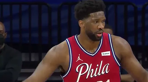 Joel Embiid, il più grande “troll” della NBA: ecco come ha reagito all’espulsione degli avversari